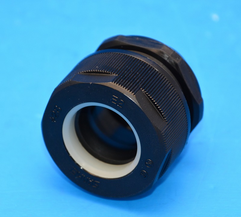 SANKEI/三桂製作所　E2BG2628BK　ノックアウト接続用コネクタ　（樹脂製ﾉｯｸｱｳﾄ接続用）