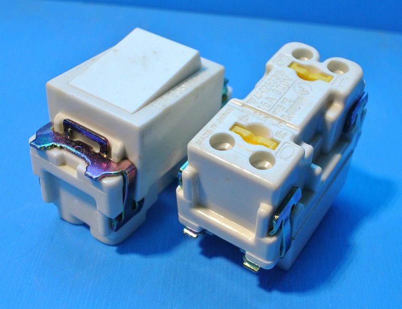 東芝　埋込3路スイッチ(C)　DG1113H　15A300V　