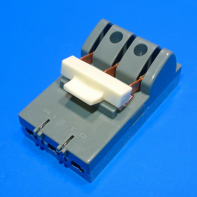 日東工業　CKS3P15A　CKSカバースイッチ　(電線直締用)(3P、15A)　在庫処分品