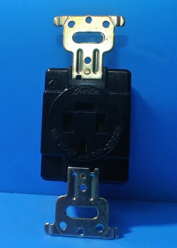 東芝 　埋込コンセント　DC2543E　3PE15A250V