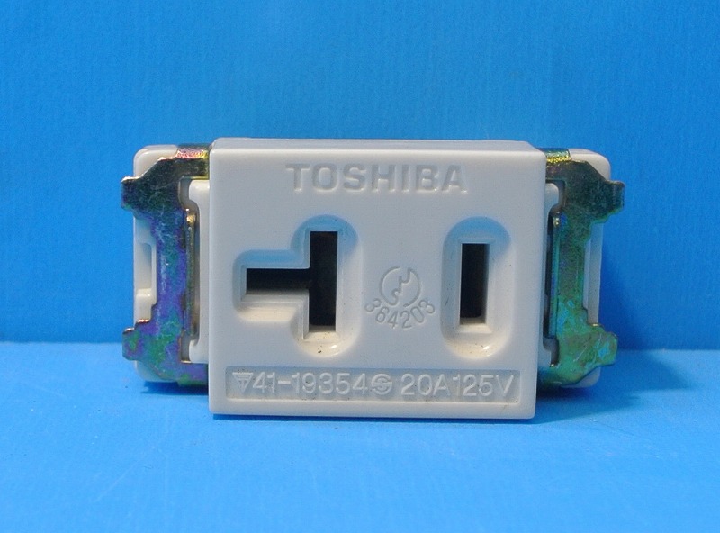 東芝　20A125V兼用コンセント　DG2241H　
