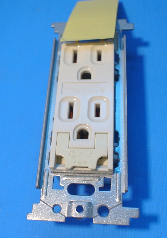 東芝　アース付ET付ダブルコンセント　NDG2182E　箱なし