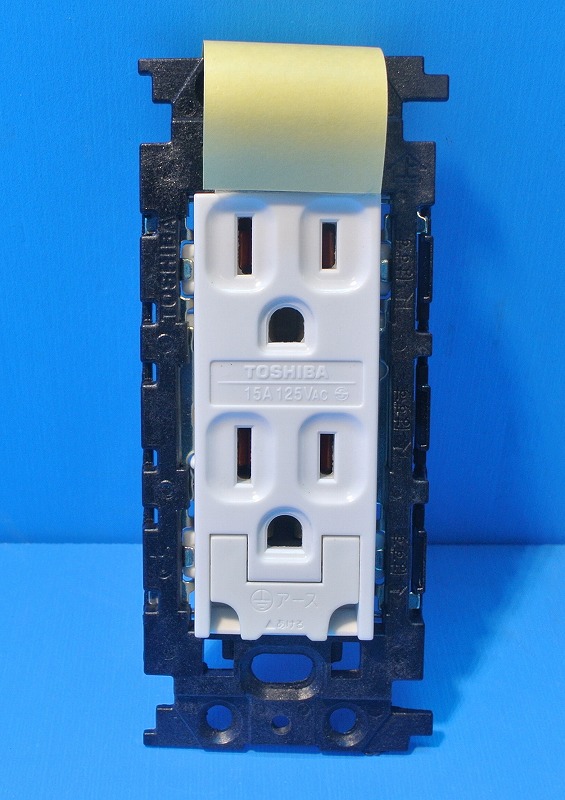 東芝　絶縁アースターミナル付接地ダブルコンセント　NDG2182EN(WW)　　