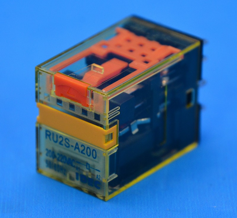 IDEC (アイデック/和泉電気)　RU2S-A200　200-220VAC　RUシリーズ ユニバーサルリレー　（130）