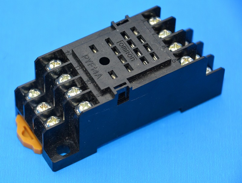オムロン　PYF14A　共用ソケット　
